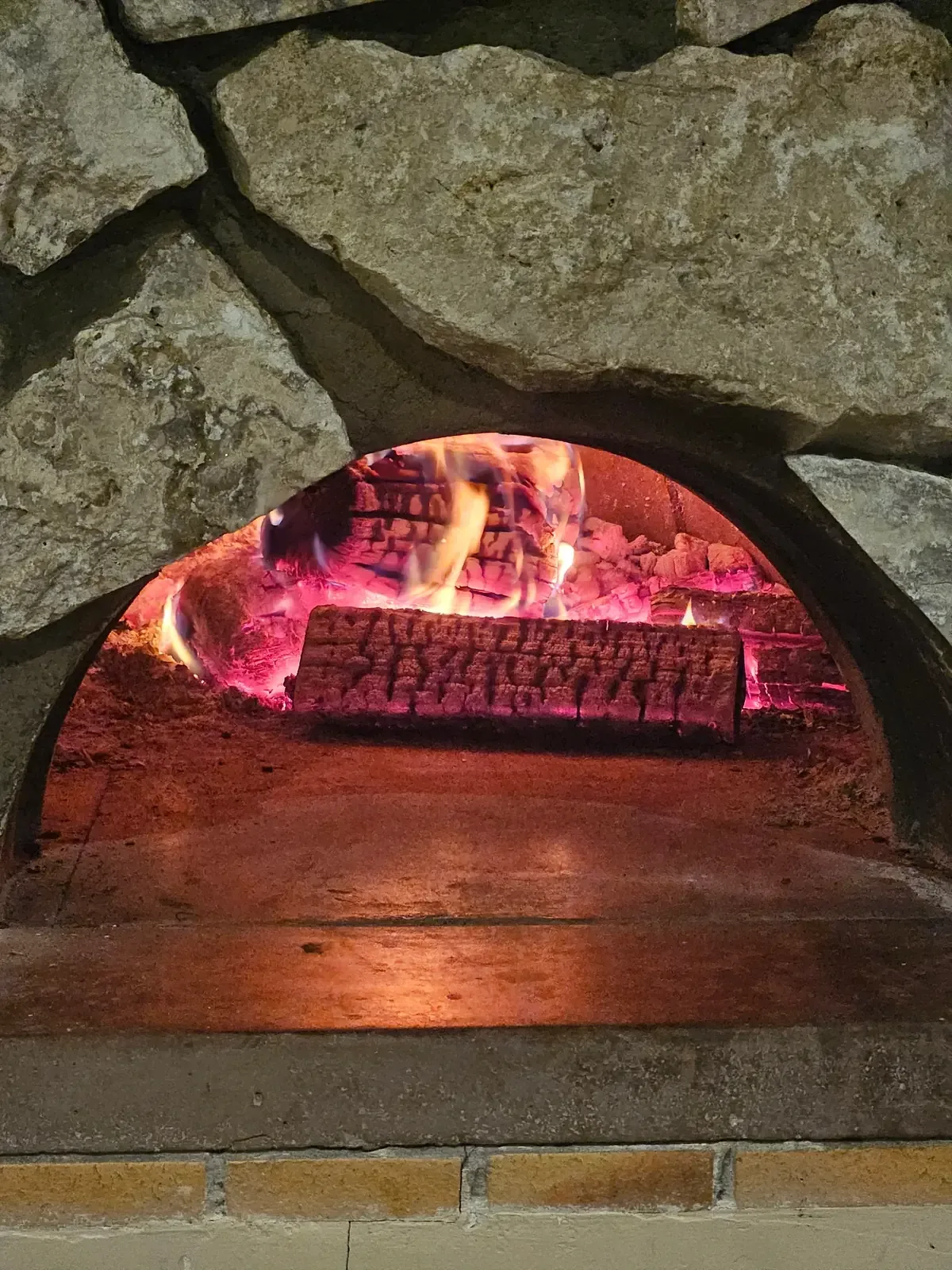 Four à pizza au feu de bois